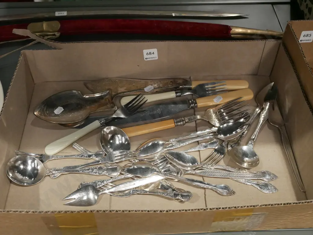 box of cutlery Image 1++