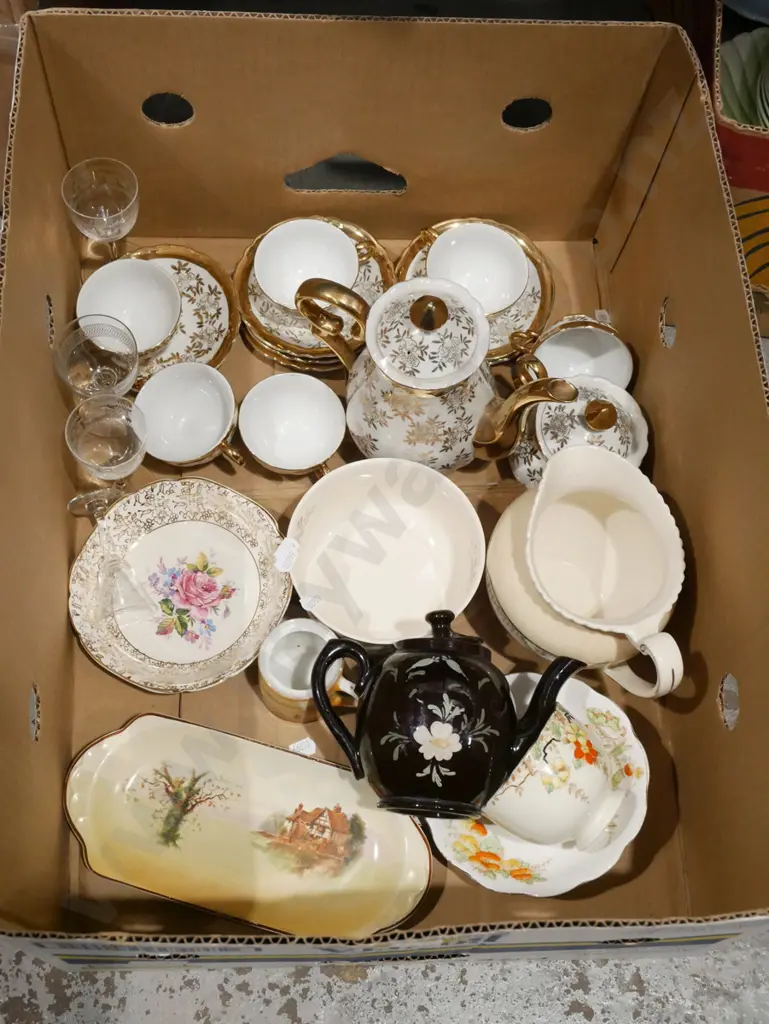 box; white and gold coffee, bowls etc Image 1++