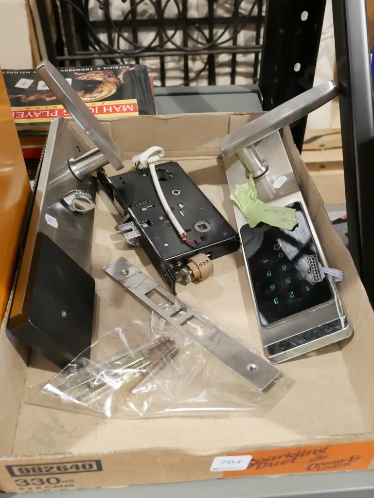 digital keyless door handles and lock Image 1++