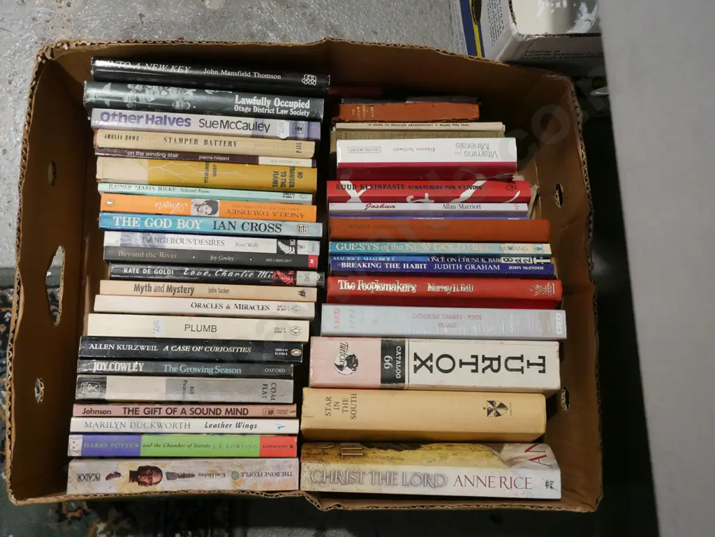 box of various NZ and other books Image 1++