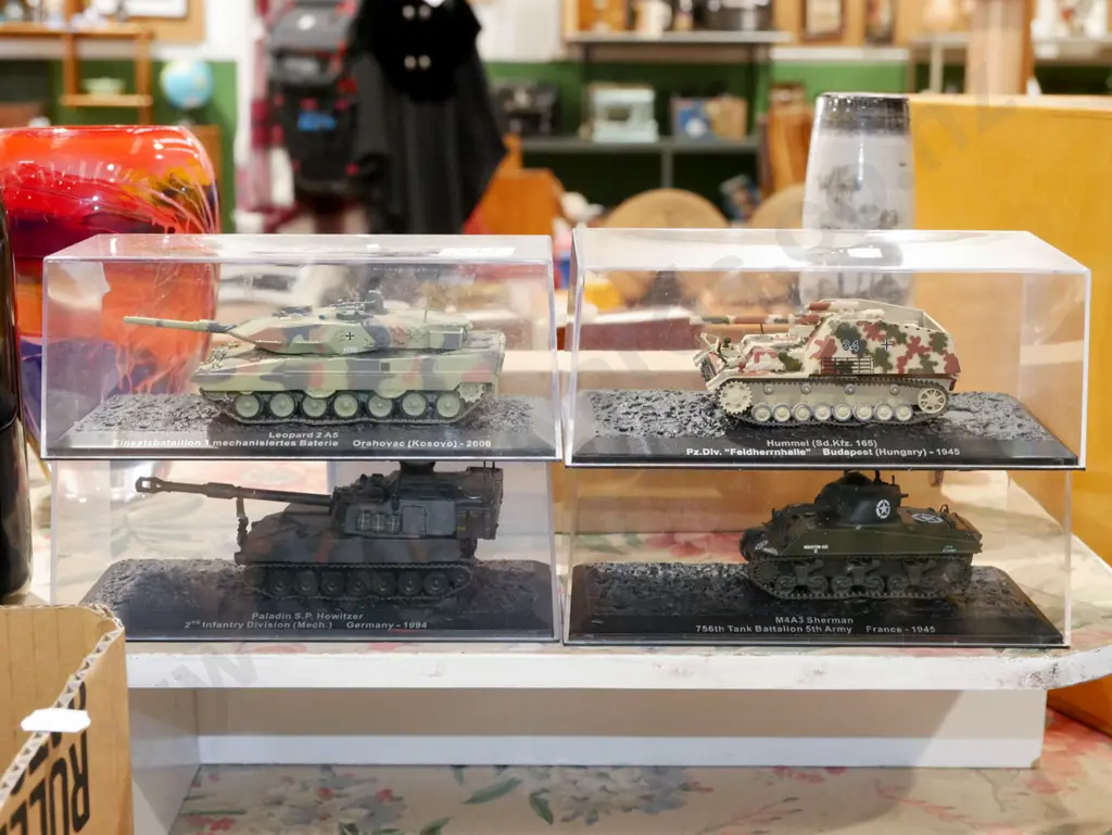 4x model tanks in plastic cases Image 1++