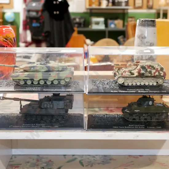 4x model tanks in plastic cases