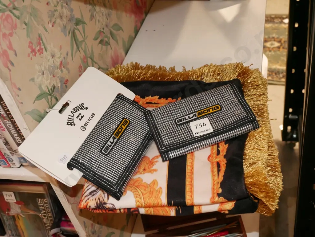 small cushion cover, 2x Billabong wallets Image 1++