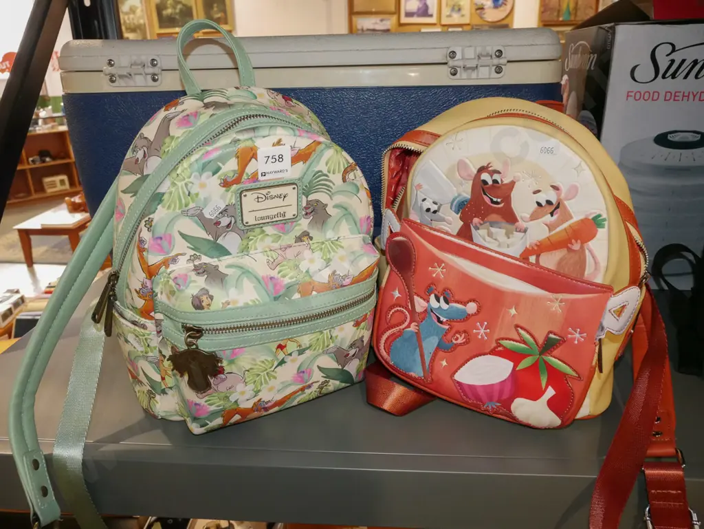 2x children's backpacks Image 1++