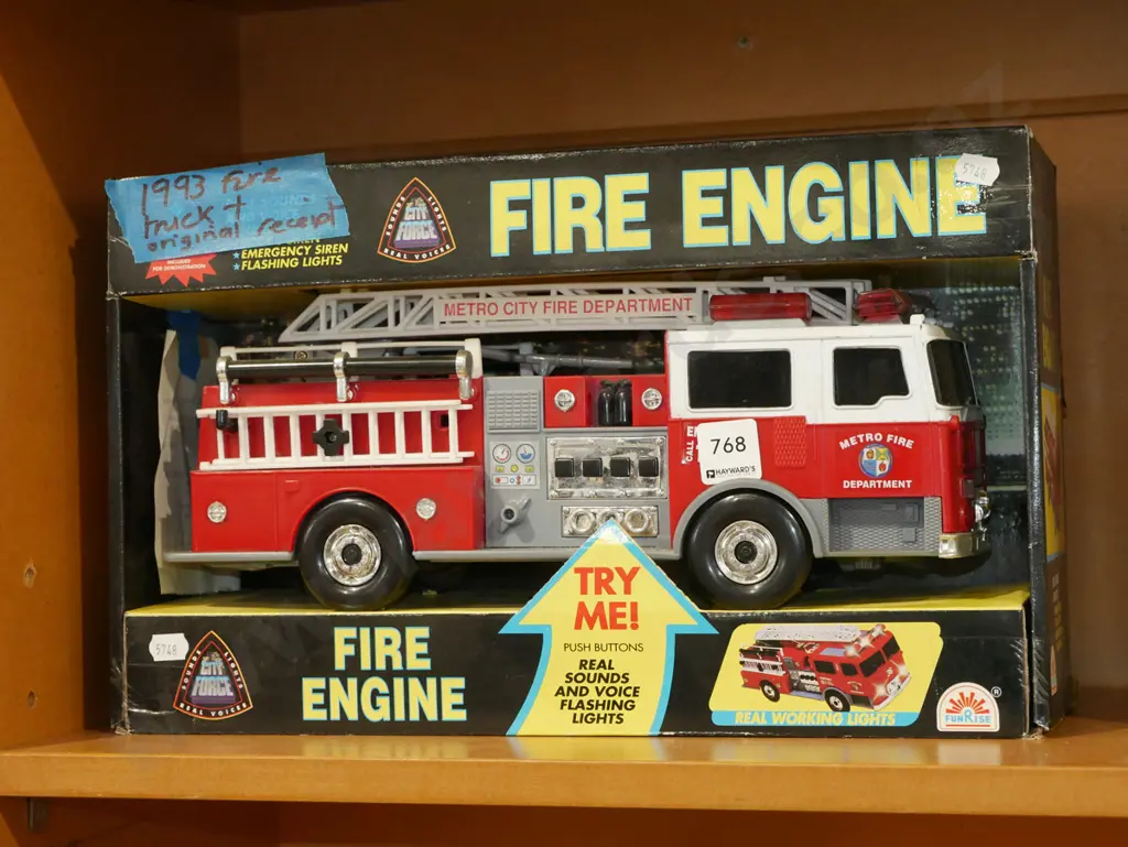 boxed toy fire truck L400 Image 1++