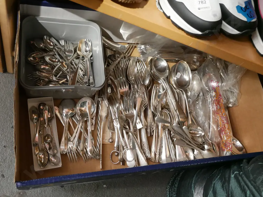 box of cutlery Image 1++