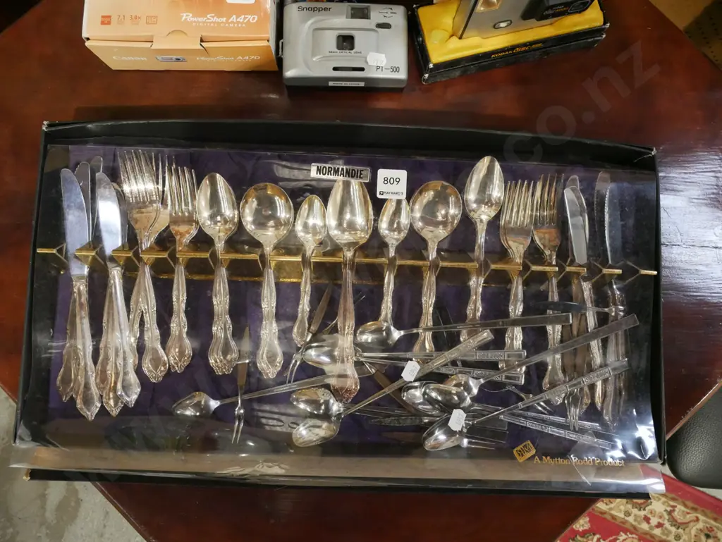 box of cutlery Image 1++
