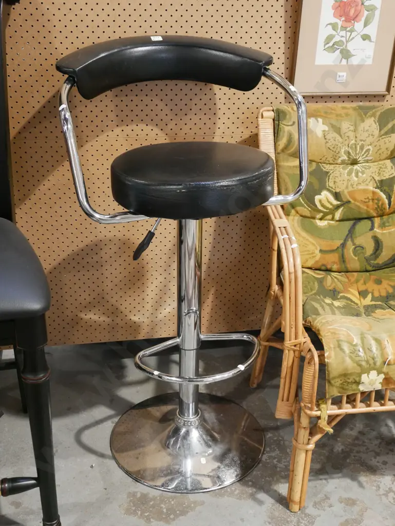 chrome and vinyl bar stool - damage Image 1++