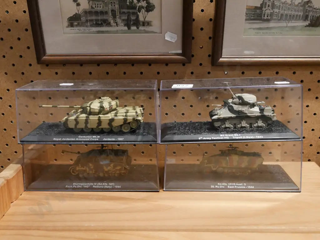 4x model tanks in plastic cases Image 1++