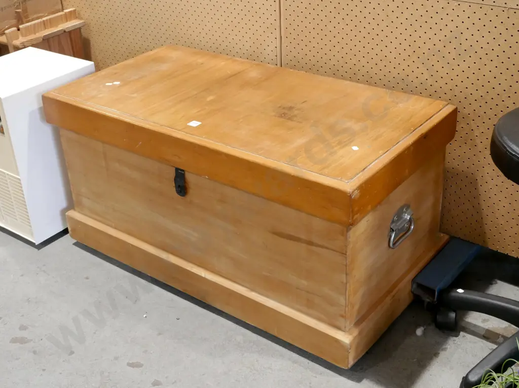 solid wooden blanket box H480 W950 D480 Image 1++