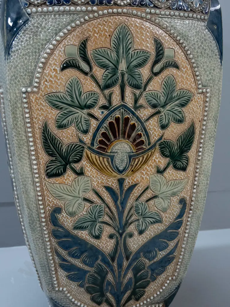 antique large Royal Doulton Lambeth salt-glazed urn vase with sgraffito floral decoration, incised GTH and '610' mark on Image 1++