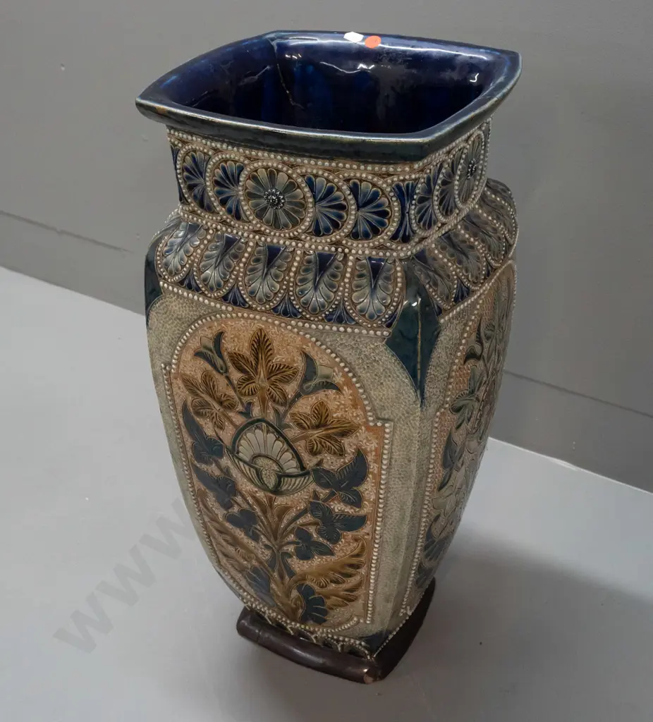 antique large Royal Doulton Lambeth salt-glazed urn vase with sgraffito floral decoration, incised GTH and '610' mark on Image 1++