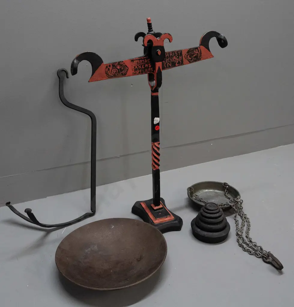 vintage cast metal balance scales with large tin pan, 6 cast iron weights to 4 lb. - scale markings have been painted, Image 1++