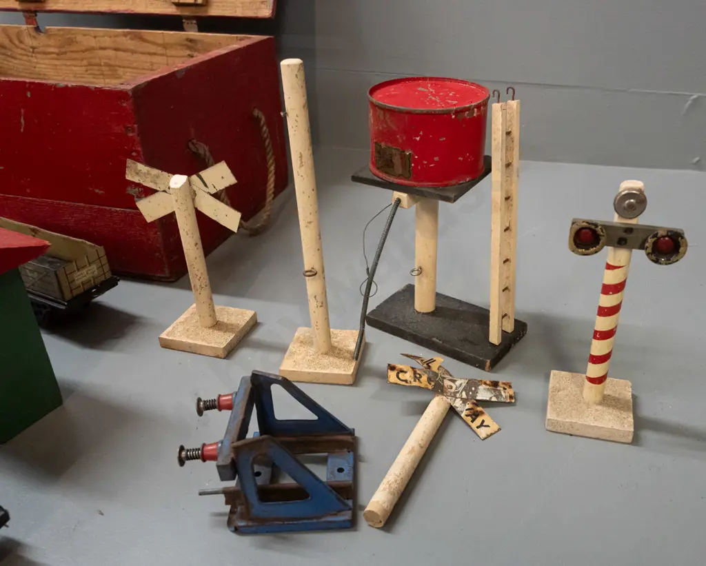 vintage Hornby 'O' gauge railway items with 2 wind-up locomotives, assorted rail cars, signals, water tank, etc in Image 1++