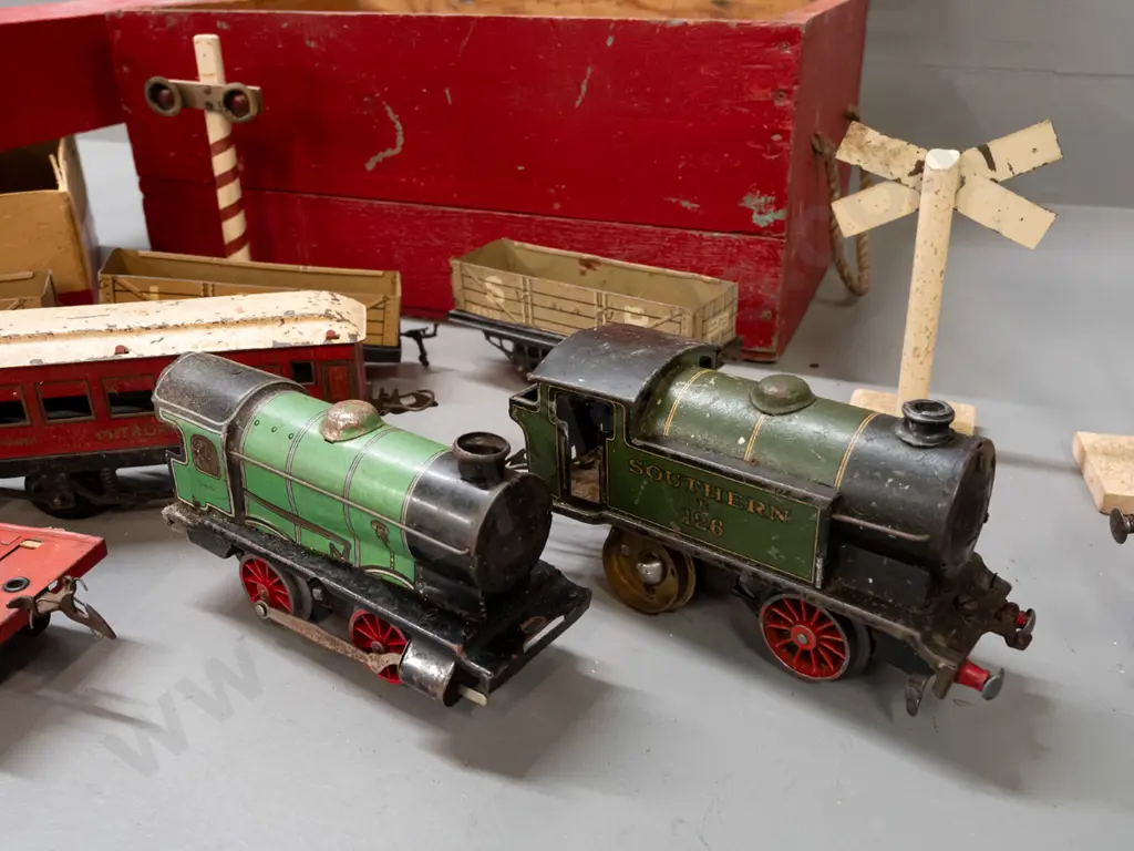 vintage Hornby 'O' gauge railway items with 2 wind-up locomotives, assorted rail cars, signals, water tank, etc in Image 1++