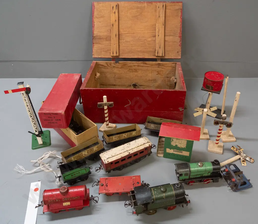 vintage Hornby 'O' gauge railway items with 2 wind-up locomotives, assorted rail cars, signals, water tank, etc in Image 1++