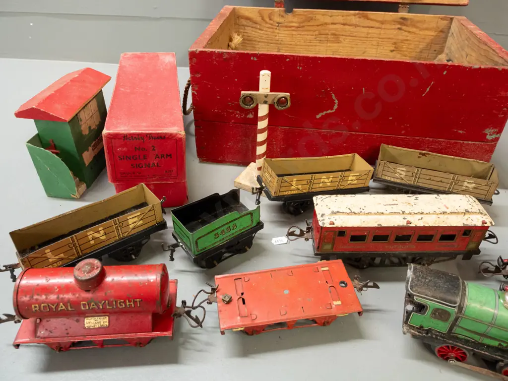 vintage Hornby 'O' gauge railway items with 2 wind-up locomotives, assorted rail cars, signals, water tank, etc in Image 1++