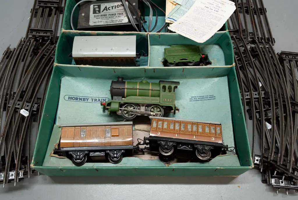 vintage Hornby 'O' gauge electric railway - E502 Passenger set in original box with some spare track - overall age wear, Image 1++