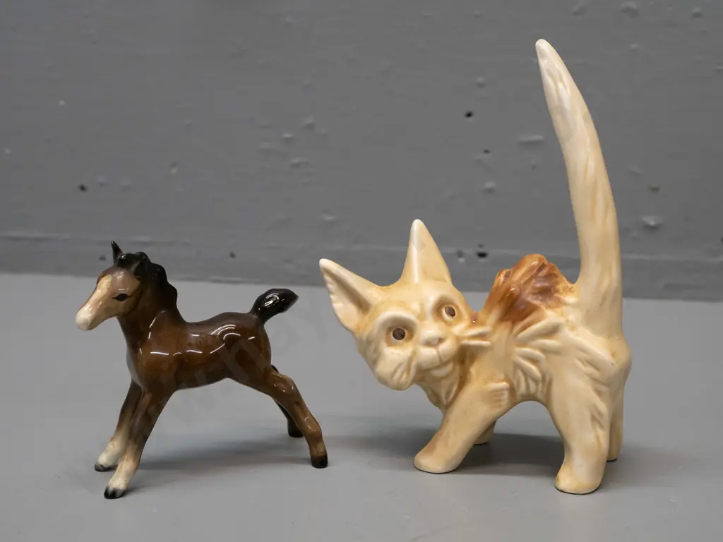 vintage Sylvac small frightened cat figure No. 1040 and a small Beswick foal. Scared cat H-160 L-100. Image 1++
