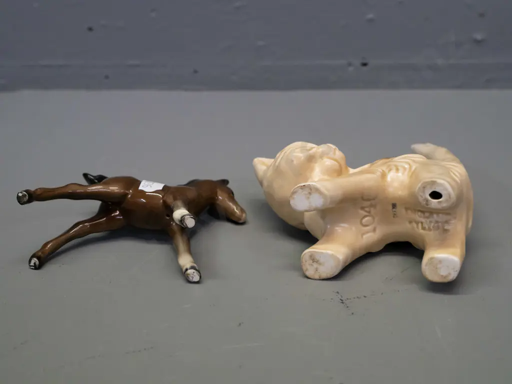 vintage Sylvac small frightened cat figure No. 1040 and a small Beswick foal. Scared cat H-160 L-100. Image 1++