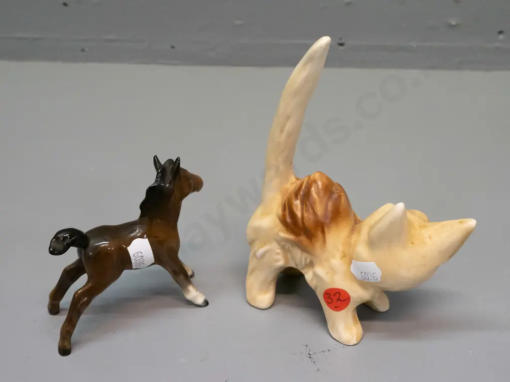 vintage Sylvac small frightened cat figure No. 1040 and a small Beswick foal. Scared cat H-160 L-100. Image 1++