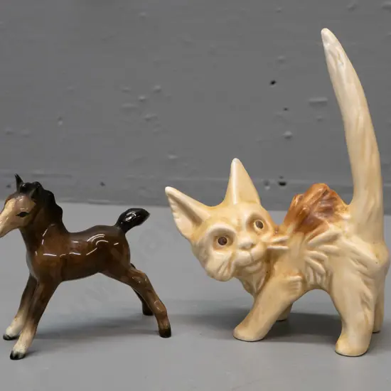 vintage Sylvac small frightened cat figure No. 1040 and a small Beswick foal. Scared cat H-160 L-100.