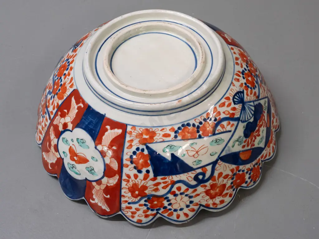 large Imari bowl with scalloped rim, double footed rim to base, no maker's marks - a few small glaze faults to top edge Image 1++