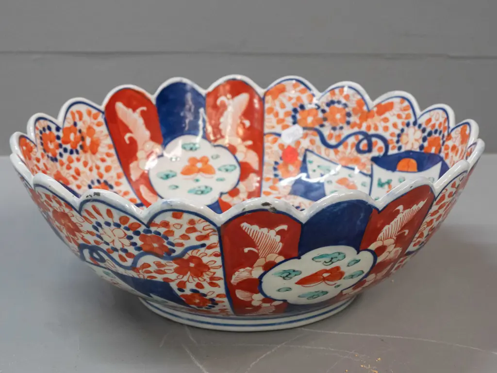 large Imari bowl with scalloped rim, double footed rim to base, no maker's marks - a few small glaze faults to top edge Image 1++