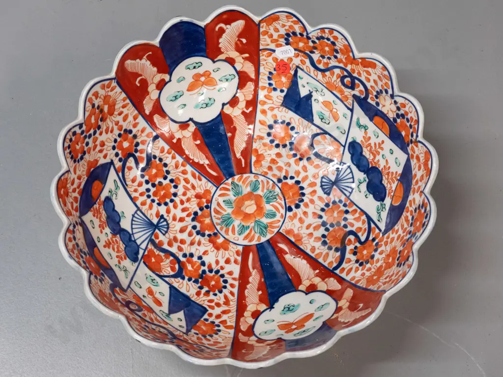 large Imari bowl with scalloped rim, double footed rim to base, no maker's marks - a few small glaze faults to top edge Image 1++