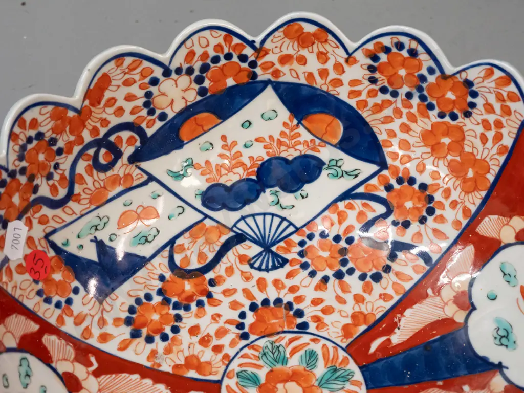 large Imari bowl with scalloped rim, double footed rim to base, no maker's marks - a few small glaze faults to top edge Image 1++