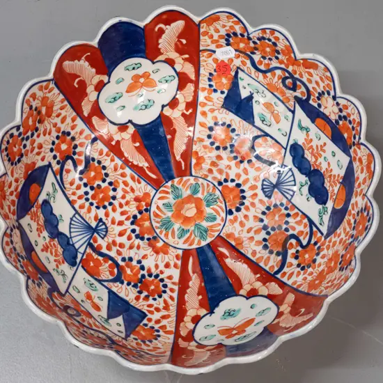 large Imari bowl with scalloped rim, double footed rim to base, no maker's marks - a few small glaze faults to top edge