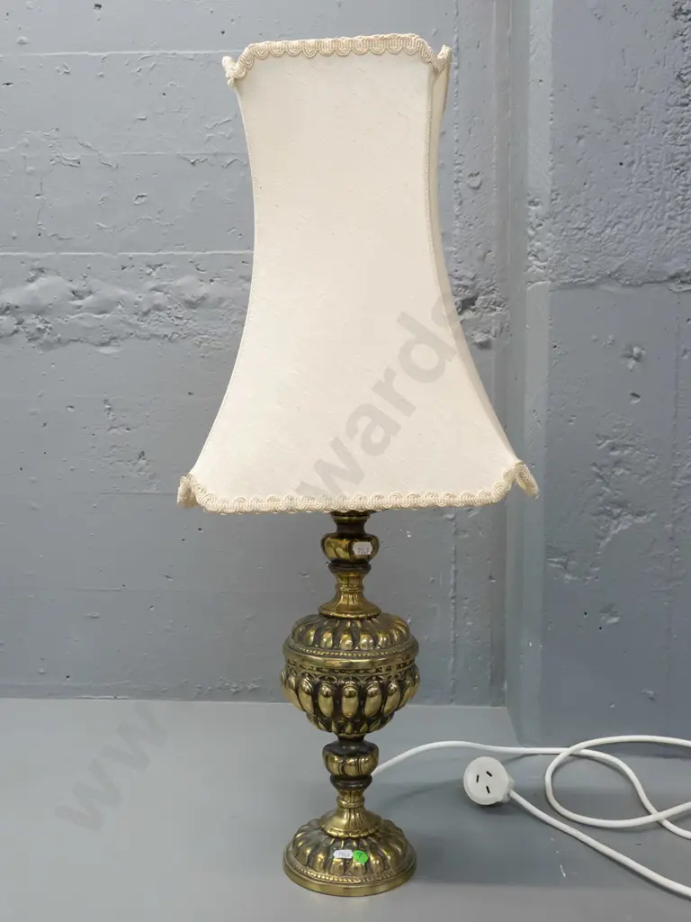cast brass urn-shaped table lamp gadrooned decoration and square panelled shade H-710 Bottom of shade 280 x 280 Image 1++