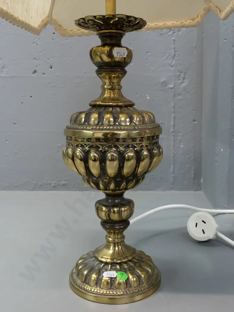 cast brass urn-shaped table lamp gadrooned decoration and square panelled shade H-710 Bottom of shade 280 x 280 Image 1++