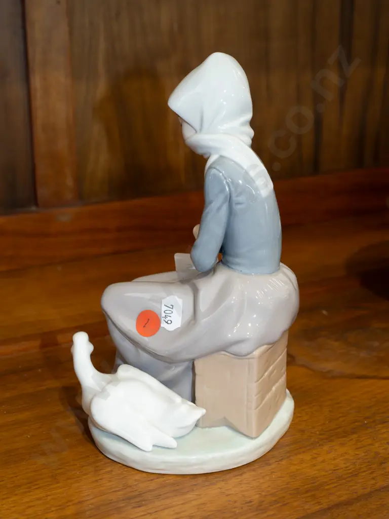 Lladro seated woman w/ ducks figurine H-210 Image 1++