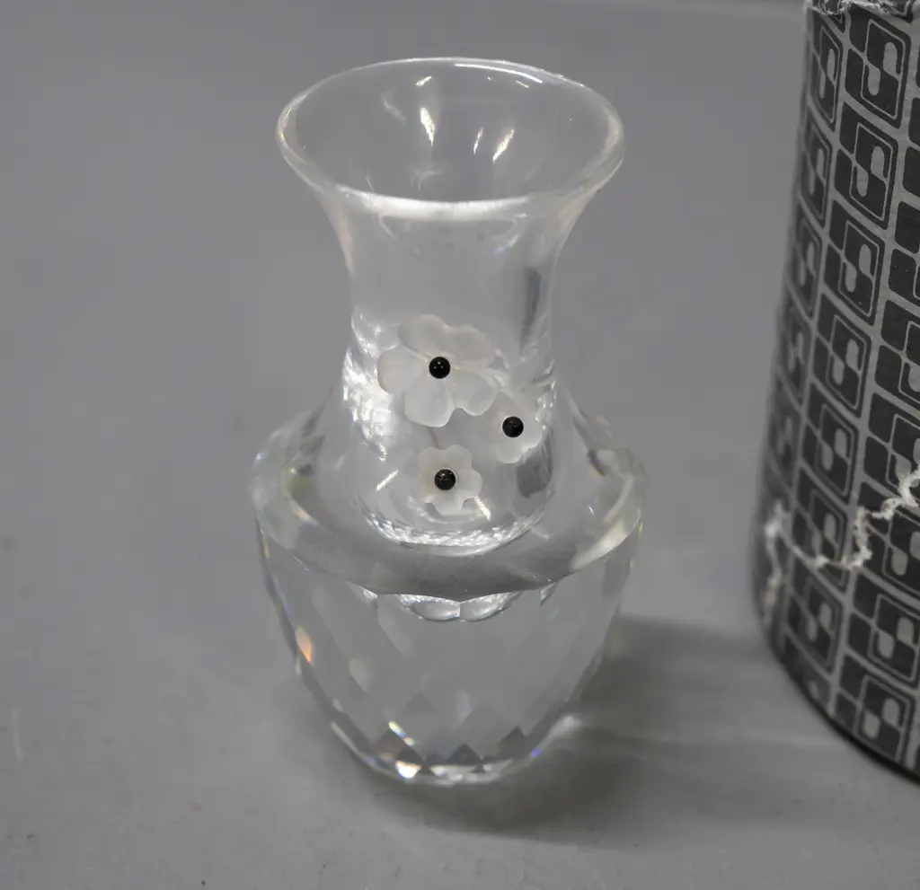 Swarovski crystal miniature vase with applied frosted flower decoration, with original box H-70. Image 1++