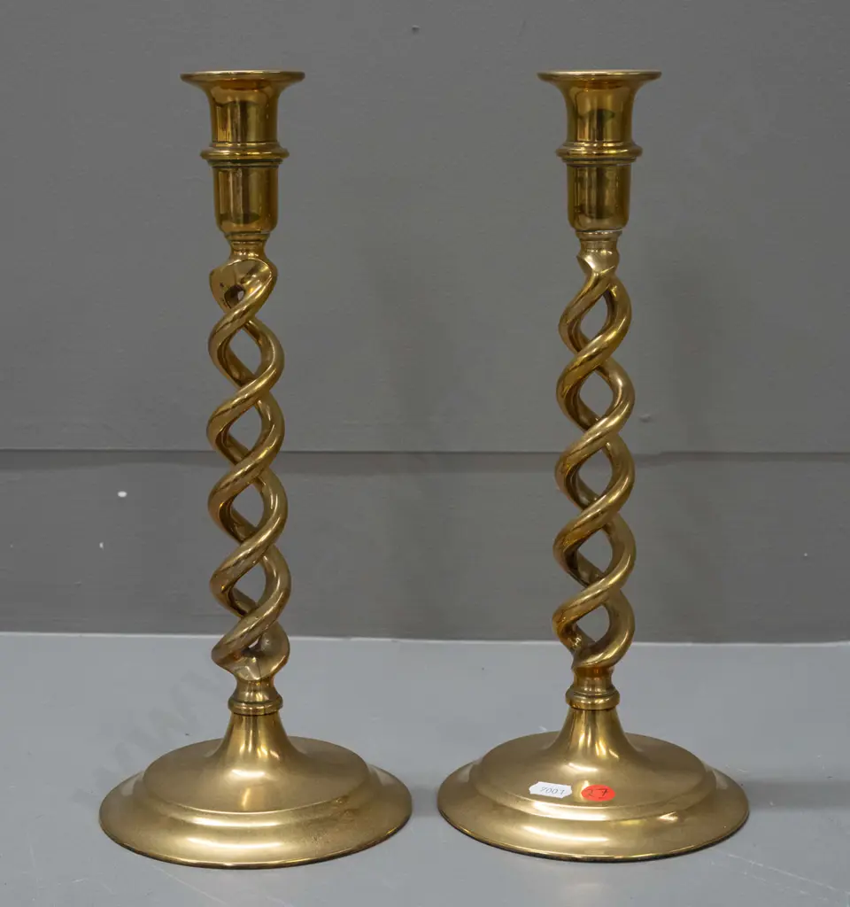 pair of vintage open-twist brass candlesticks on circular bases H-310 Image 1++
