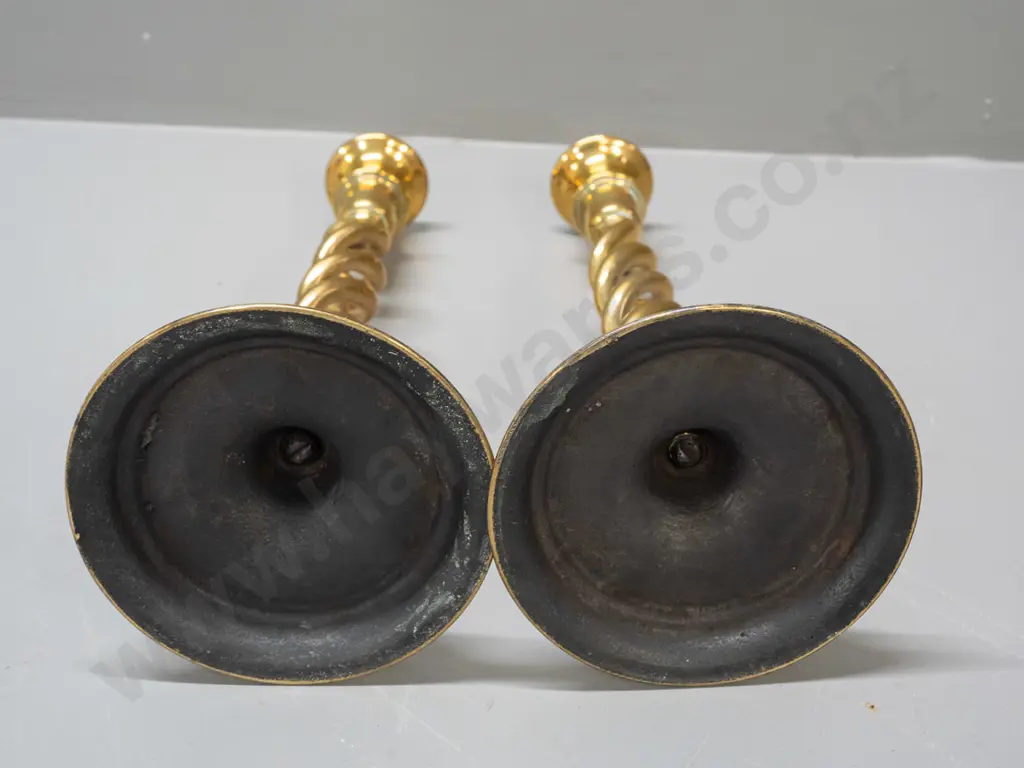 pair of vintage open-twist brass candlesticks on circular bases H-310 Image 1++
