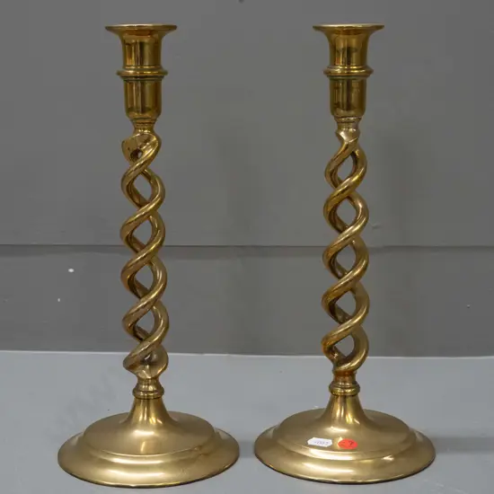 pair of vintage open-twist brass candlesticks on circular bases H-310