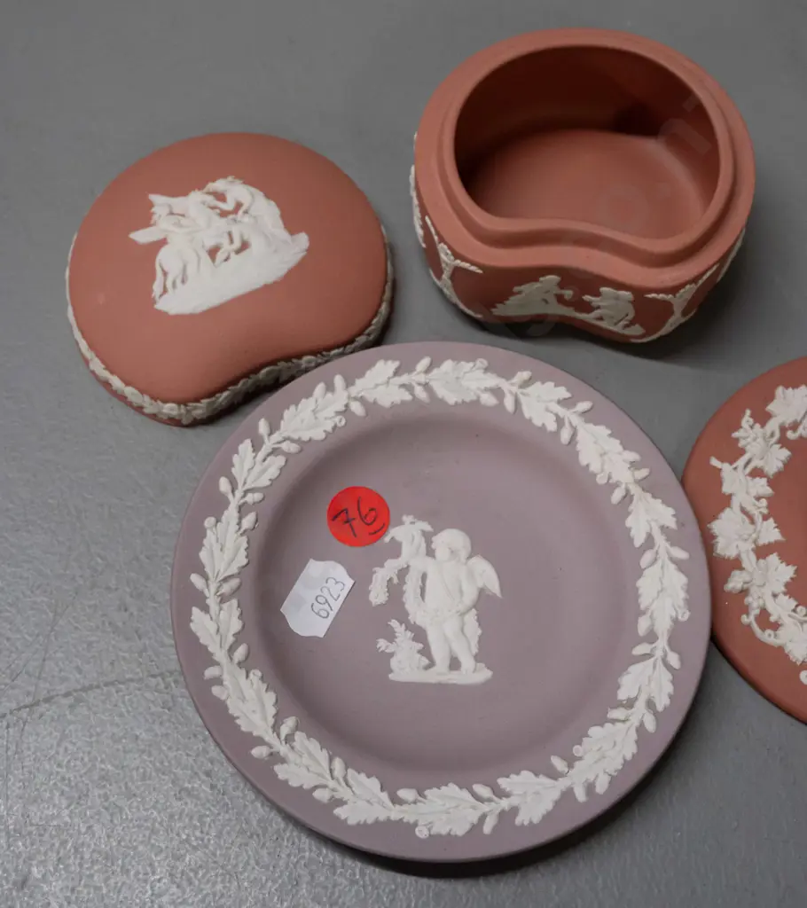 4 pieces Wedgwood Jasperware - 2 terracotta candlesticks and lidded canister and a lavender bowl H-50 D-80 Image 1++