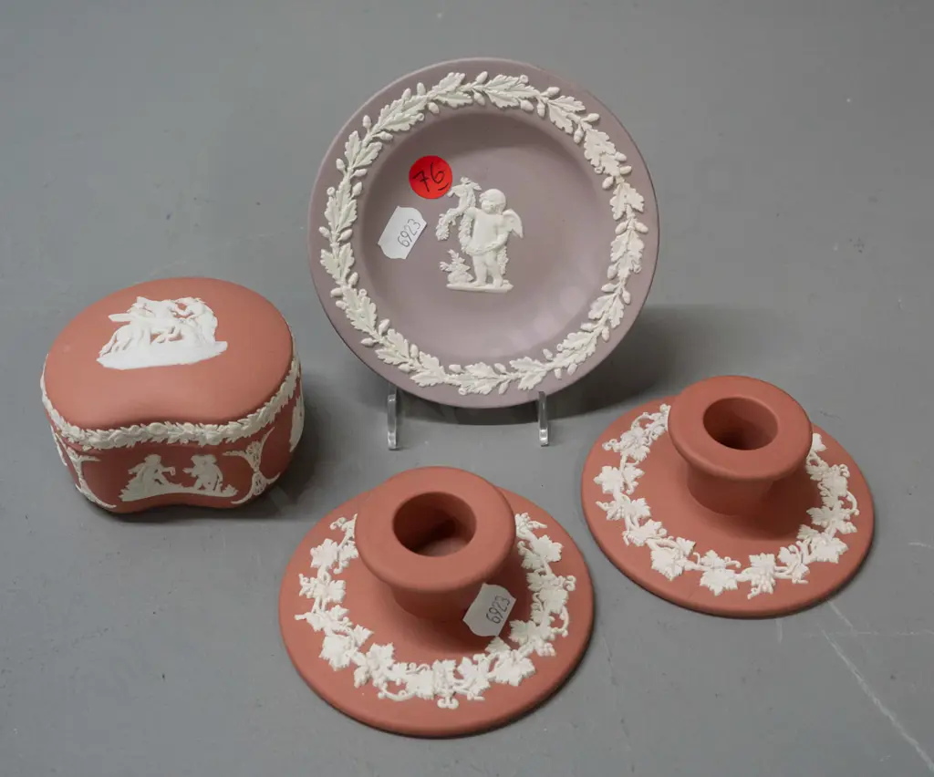 4 pieces Wedgwood Jasperware - 2 terracotta candlesticks and lidded canister and a lavender bowl H-50 D-80 Image 1++