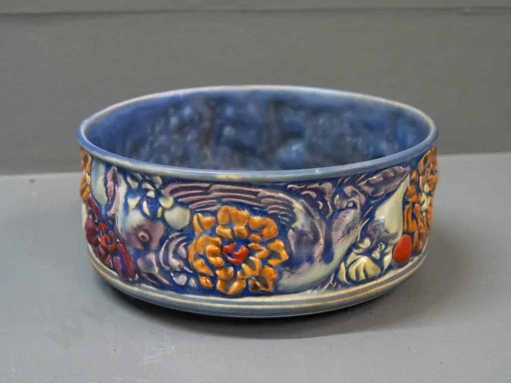 Royal Staffordshire cylindrical bowl w/ relief-moulded fruit & floral layout on cobalt blue ground H-70 D-170 Image 1++
