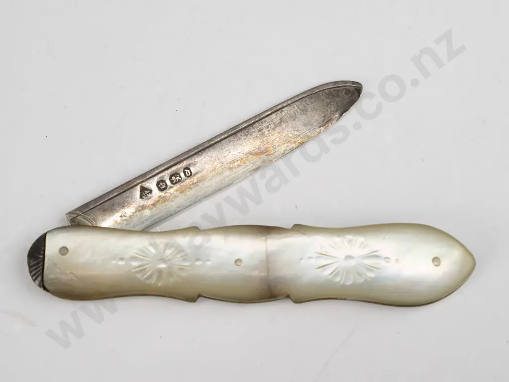 small pocket knife with hallmarked sterling silver engraved blade - crack to mother of pearl handle L-80 closed. Image 1++