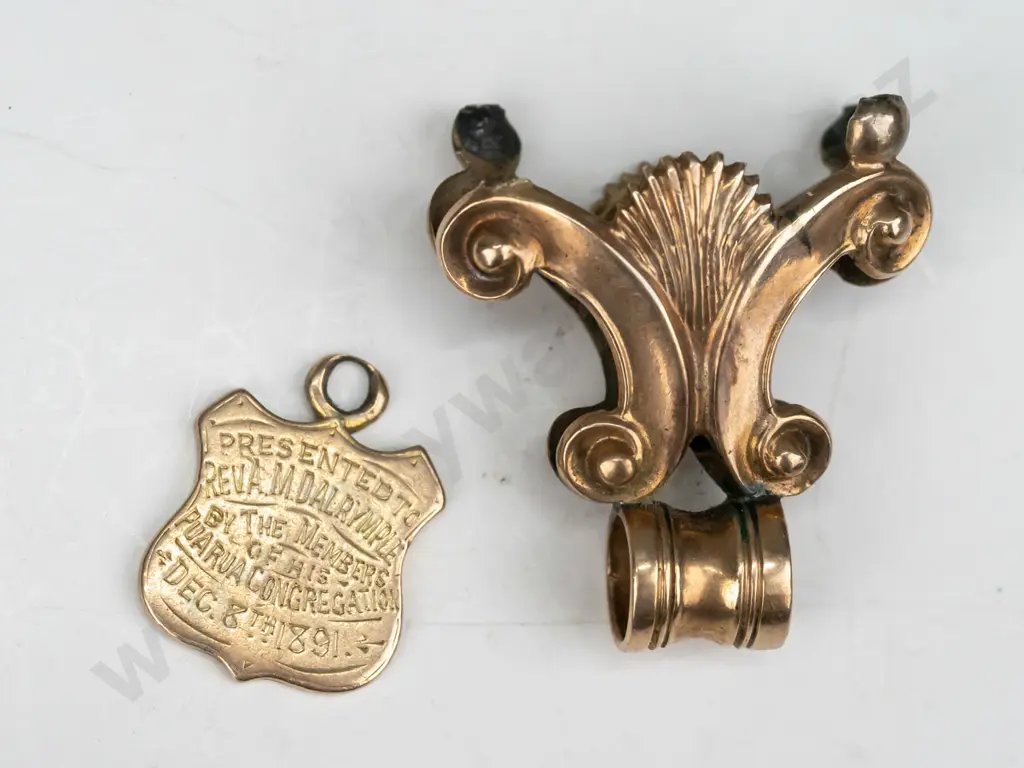 9ct signet ring 1.60gms, 9ct shield 2.00gms & 9ct pendant bale 5.1gm  total 8.70gms Image 1++