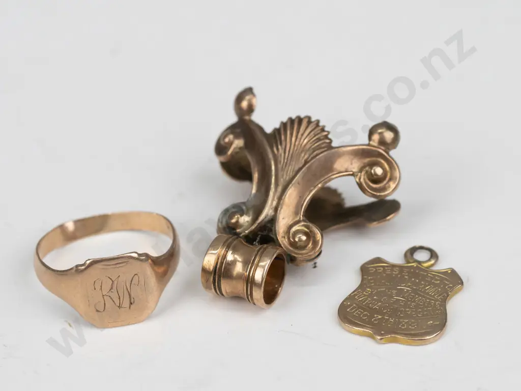 9ct signet ring 1.60gms, 9ct shield 2.00gms & 9ct pendant bale 5.1gm  total 8.70gms Image 1++