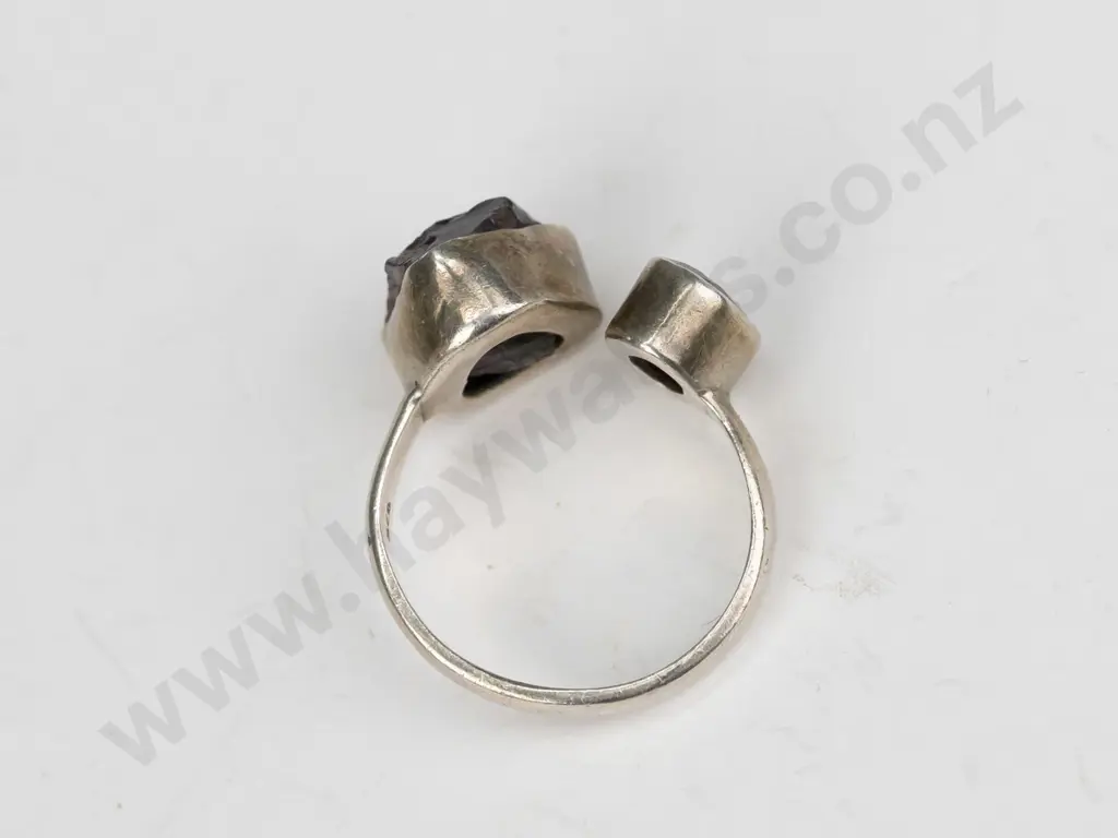 sterling silver garnet ring 5gm size Q Image 1++