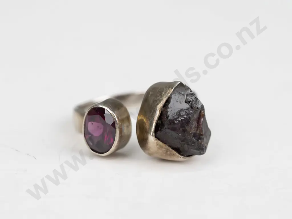 sterling silver garnet ring 5gm size Q Image 1++