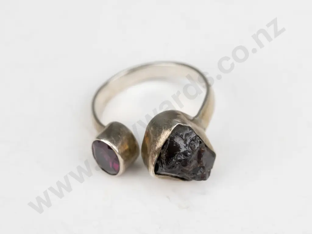 sterling silver garnet ring 5gm size Q Image 1++