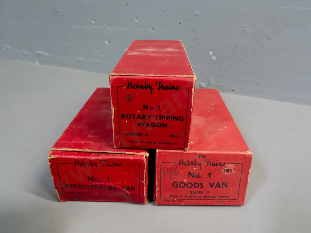 3 boxed Hornby 'O' gauge model railway items in original boxes - refrigerator van, rotary tipping wagon and  goods van - Image 1++