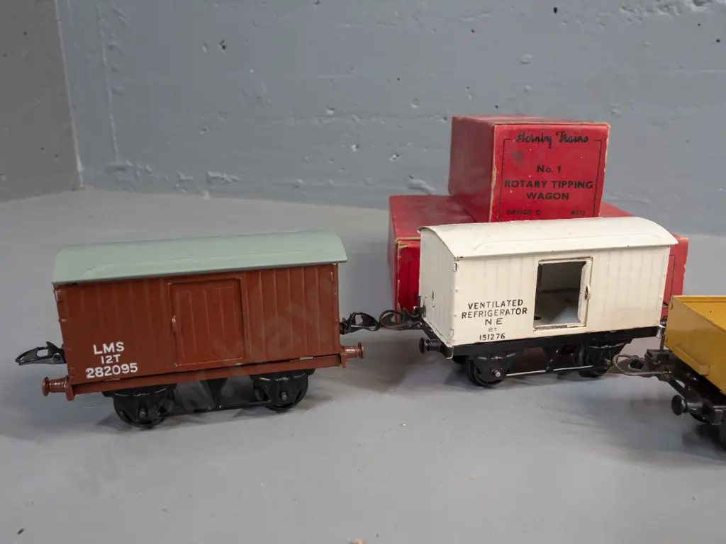 3 boxed Hornby 'O' gauge model railway items in original boxes - refrigerator van, rotary tipping wagon and  goods van - Image 1++