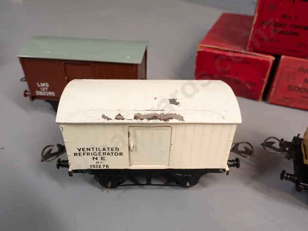 3 boxed Hornby 'O' gauge model railway items in original boxes - refrigerator van, rotary tipping wagon and  goods van - Image 1++